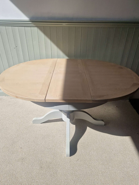 Chester Dove Grey 4-6 Seater Round Extending Dining Table