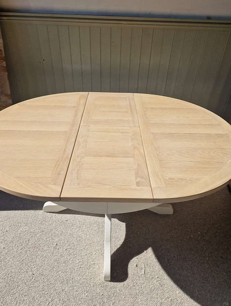 Chester Cream 4-6 Seater Round Extending Dining Table