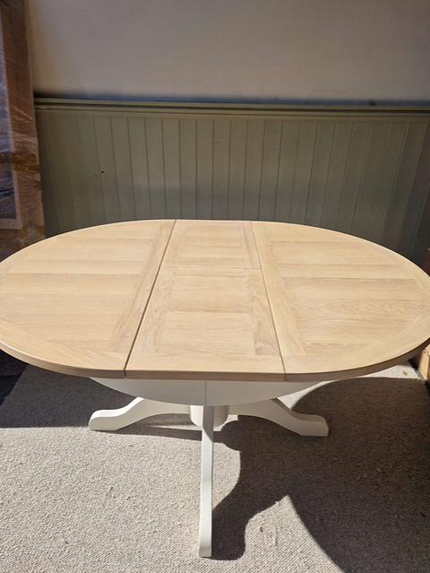 Chester Cream 4-6 Seater Round Extending Dining Table