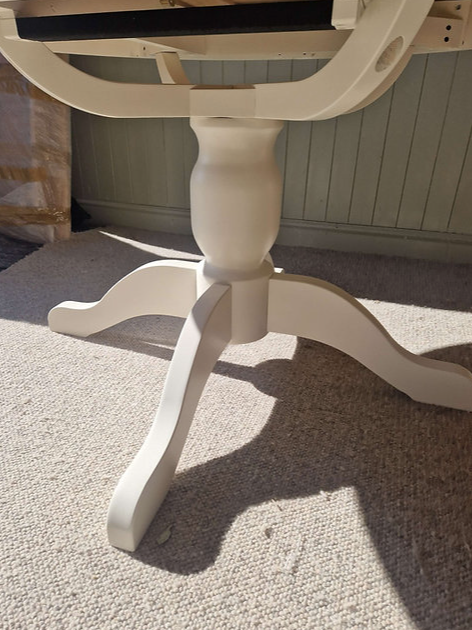Chester Cream 4-6 Seater Round Extending Dining Table