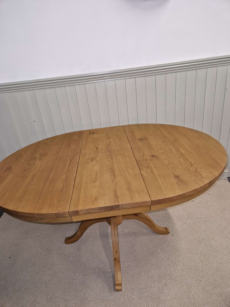 Elkstone Mellow Oak 4 - 6 Seater Round Extending Dining Table