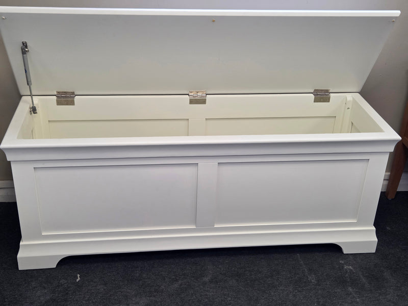 Chantilly Warm White Blanket Box