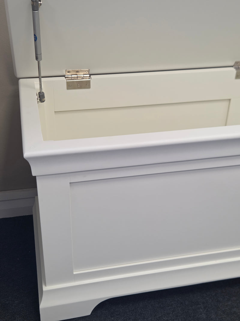 Chantilly Warm White Blanket Box